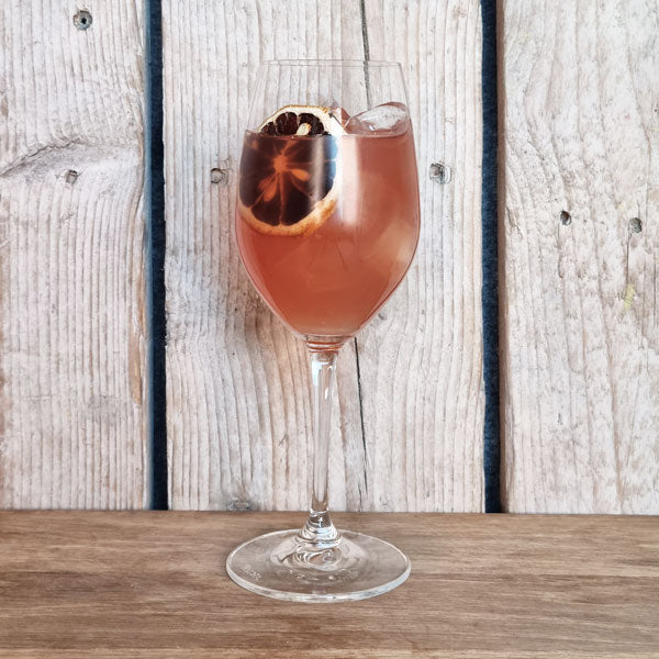 Syrlig Hindbær Gin & Tonic i glas