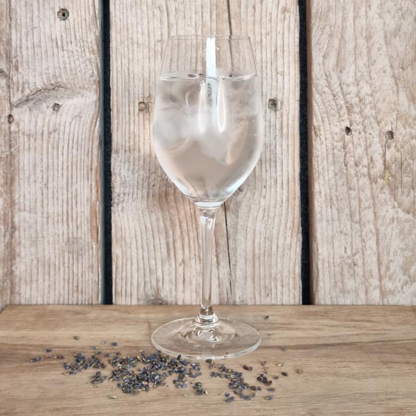 Lavendel Gin & Tonic i glas