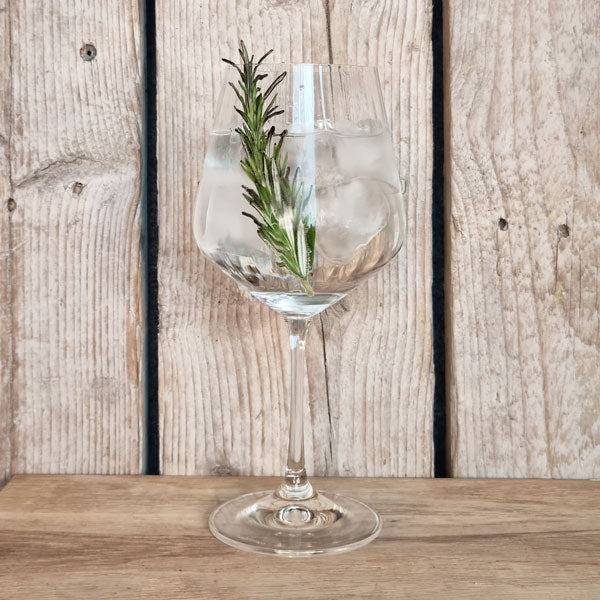Smoked Rosemary Gin & Tonic i glas