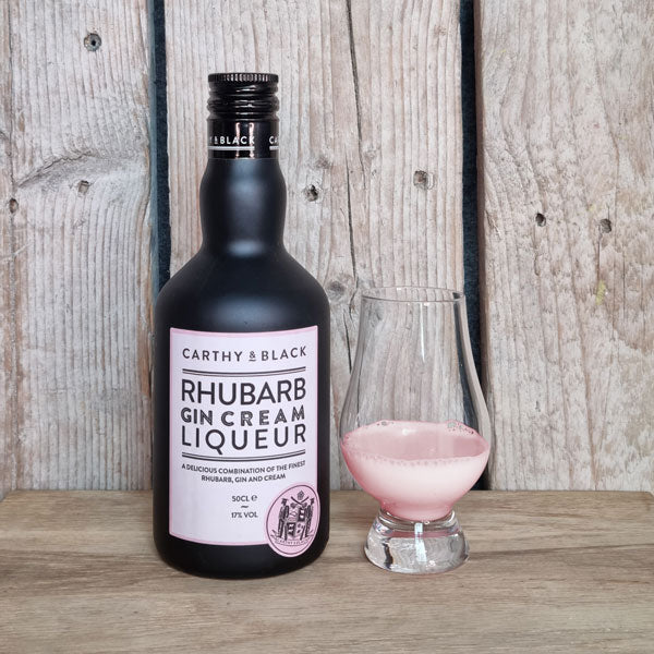 Carthy Black Rhubarb Gin Cream Liqueur i glas