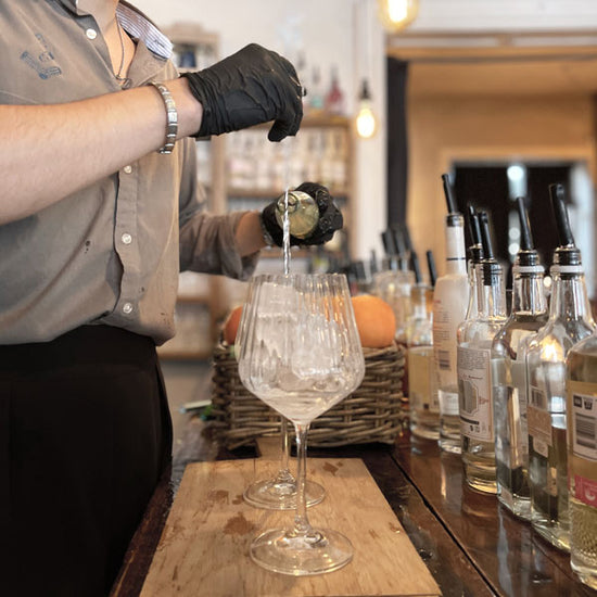 Bartender laver Gin & Tonics